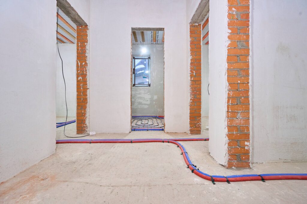 Разводка труб системы отопления по полу в частном доме перед отделкой